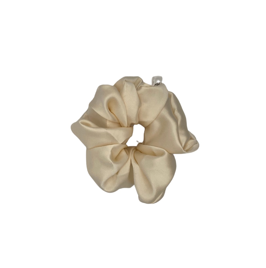 silk pop scrunch: warm ivory